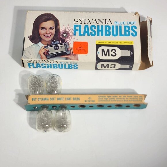 Polaroid Automatic 210 Land Camera With Sylvania Blue Dot Flashbulbs & Manuals - Picture 4 of 12
